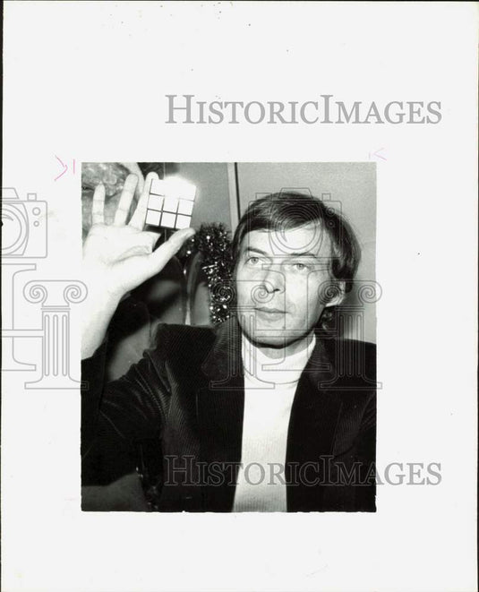 1982 Press Photo Rubik's cube inventor Erno Rubik in London - lra89113- Historic Images