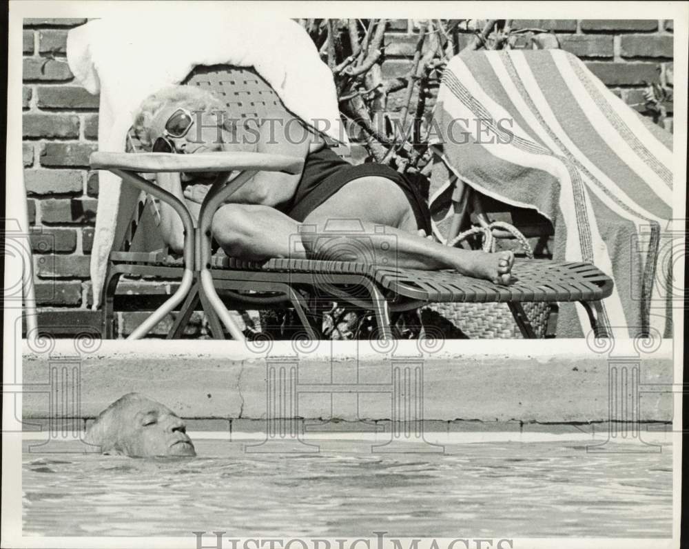 1972 Press Photo Residents of Sun City Center relaxing at the pool - lra89701- Historic Images