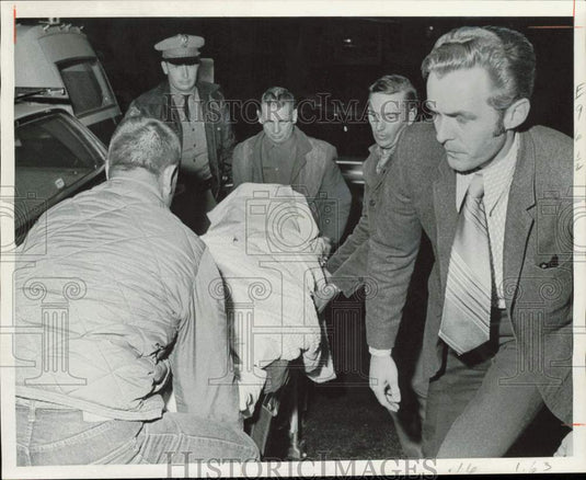 1972 Press Photo Rescuers and FBI agent unload hijack suspect in Colorado- Historic Images
