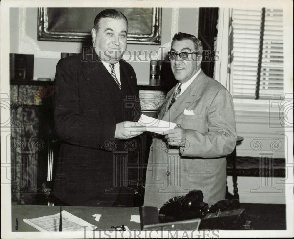 1952 Press Photo Governor Paul Dever presents contribution to John Ford- Historic Images