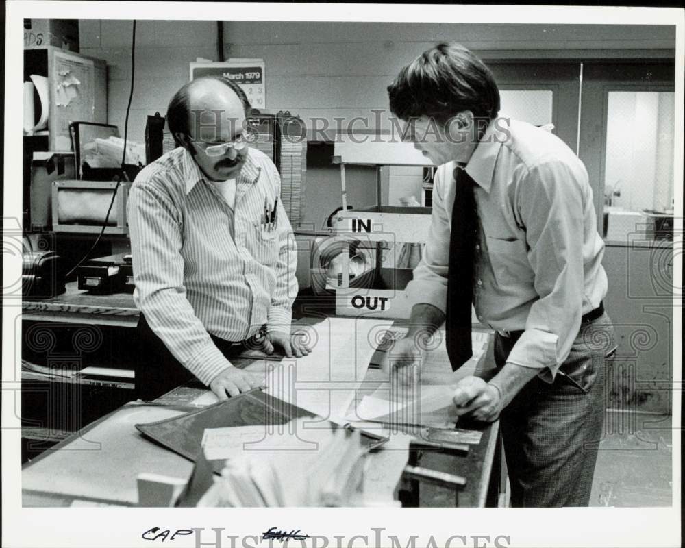 Press Photo Employees discussing work at Mercury-News office - lra89883- Historic Images