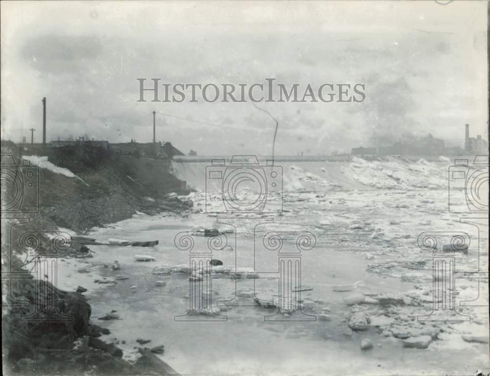 1969 Press Photo Overall view of a dam in the industrial area in Minneapolis- Historic Images