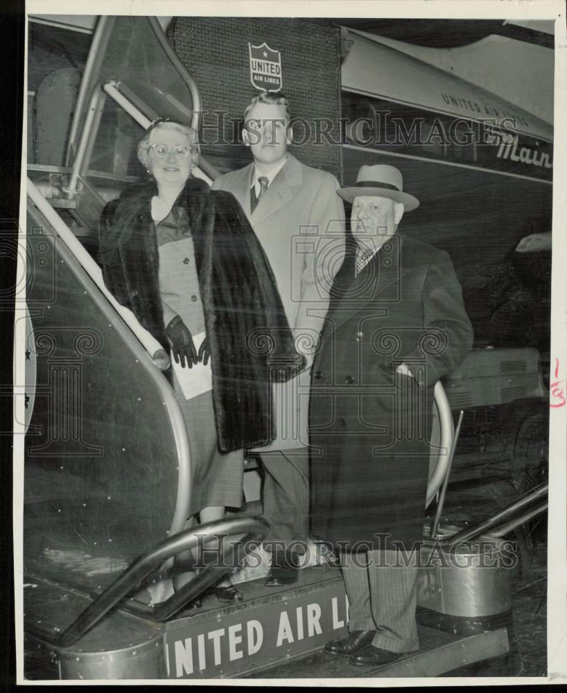 1952 Press Photo Francis Kirchhof and his family board a plane for Honolulu- Historic Images