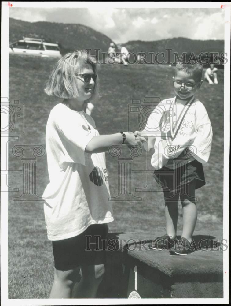 1990 Press Photo Drew Harrell wins the gold medal for discus - lra90592- Historic Images