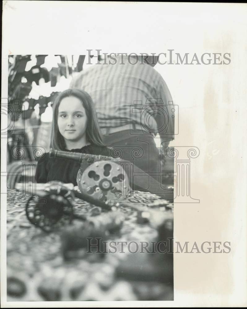 1974 Press Photo Liana Dola with miniature cannons her dad sells in Bradenton- Historic Images