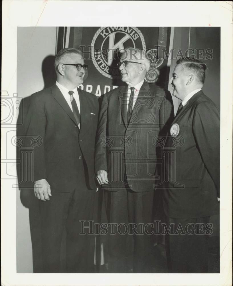 1962 Press Photo Spessard Holland with officials at Bradenton Kiwanis Club event- Historic Images