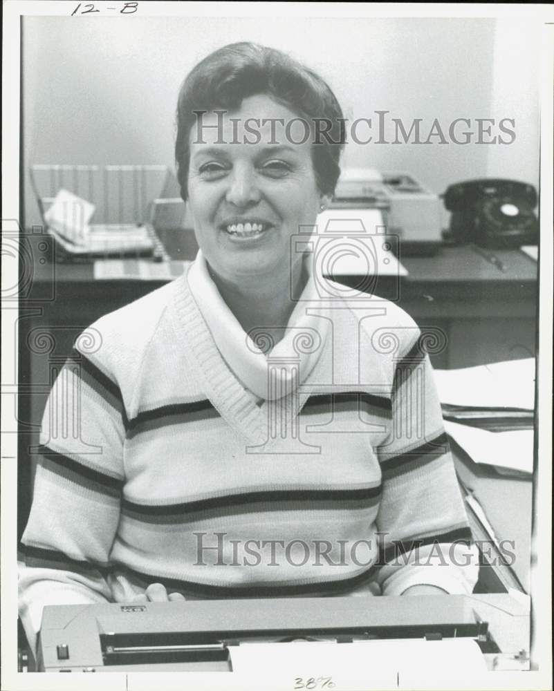 Press Photo Miss Vivian poses at her office - lra91708- Historic Images