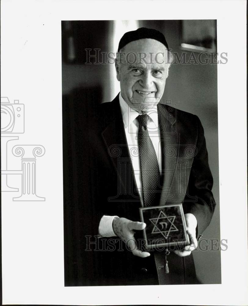 1990 Press Photo Isaac Maimon of Sephardic Bikar Congregation holds a music box- Historic Images