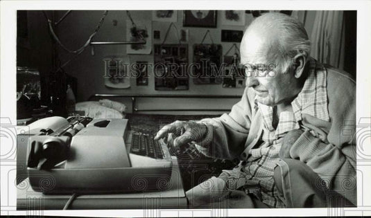 1980 Press Photo Jack Gilbert works in his typewriter at a Portland nursing home- Historic Images