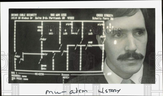1984 Press Photo Brink's Cable Security head Tom Gleason shows security system- Historic Images