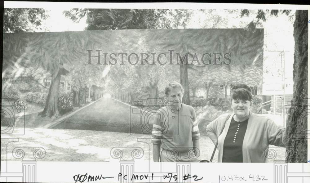 1992 Press Photo Bob and Jeanette Carter beside painting used in &quot;Dr. Giggles&quot;- Historic Images