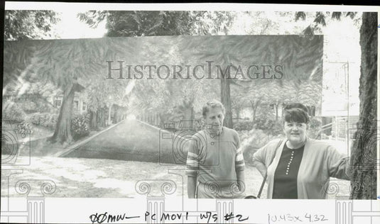 1992 Press Photo Bob and Jeanette Carter beside painting used in "Dr. Giggles"- Historic Images