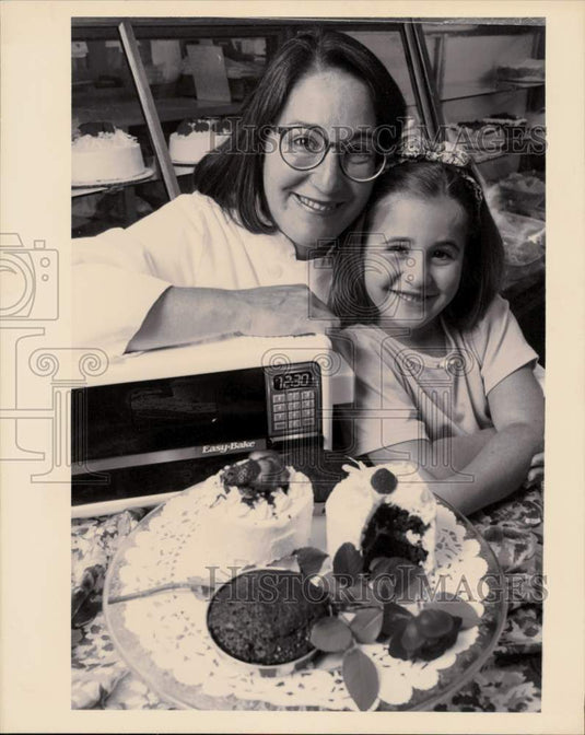 1993 Press Photo Bonnie & Hanna pose in with Easy Bake Oven, Bonnie's Patisserie- Historic Images