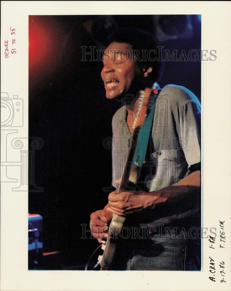 1986 Press Photo Robert Cray performs in a concert - lra93492- Historic Images