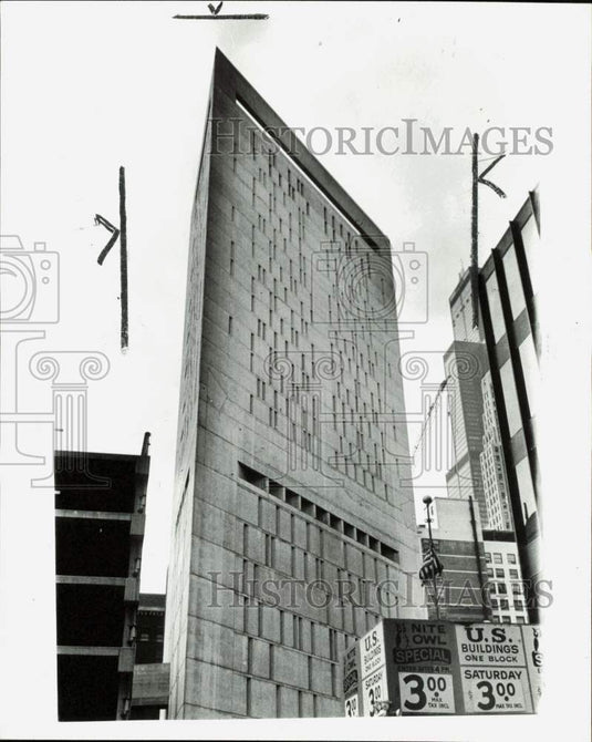 1981 Press Photo Exterior of Metropolitan Detention Center in Chicago, Illinois- Historic Images
