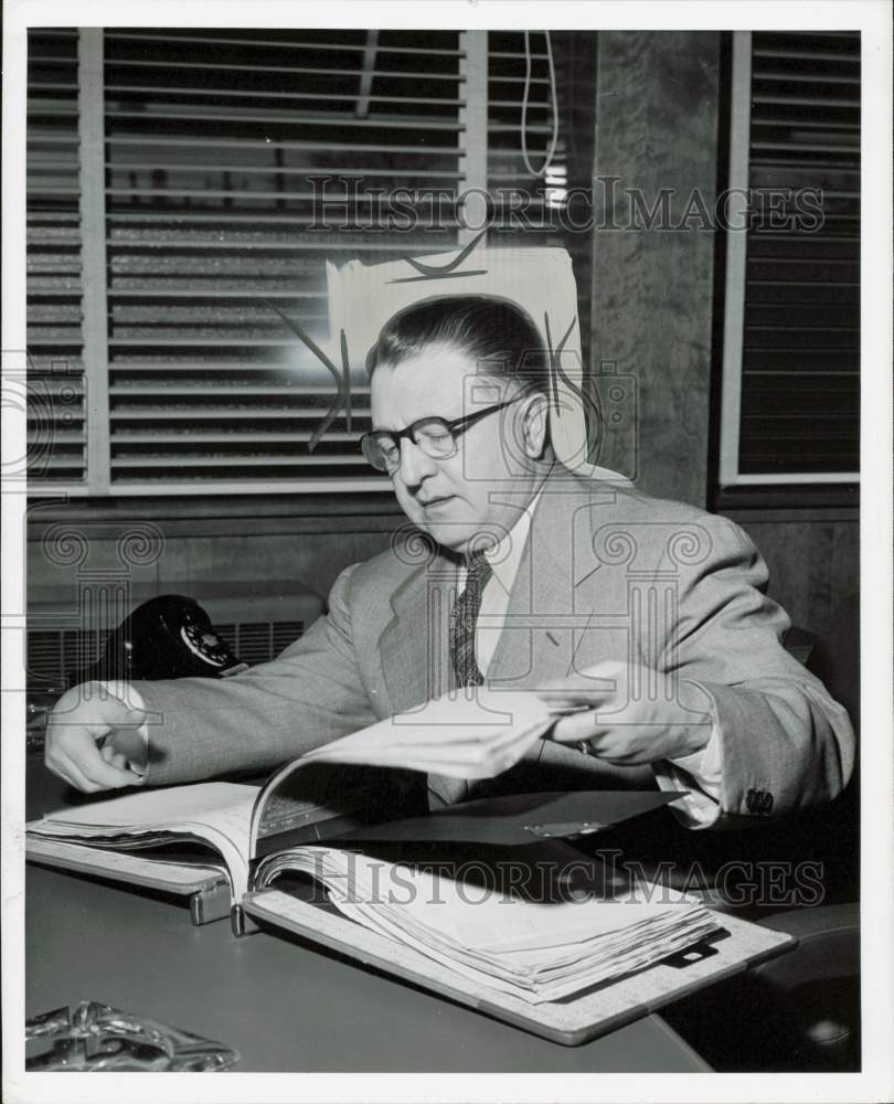 1952 Press Photo Ex-Cell-O executive Milton Montgomery at his office in Detroit- Historic Images