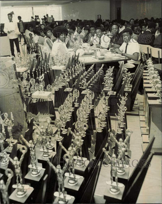 1970 Press Photo Dorsey School students looks at awards to be given at banquet- Historic Images