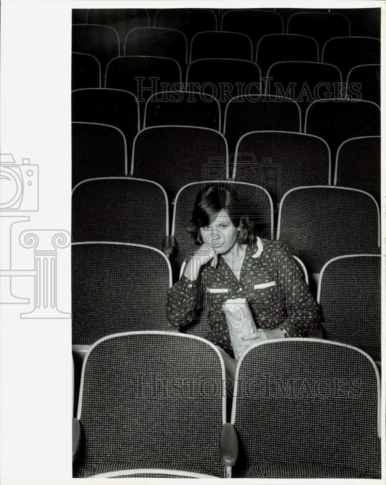 1992 Press Photo Anne Cochrane looks lonely as she sits in the cinema- Historic Images