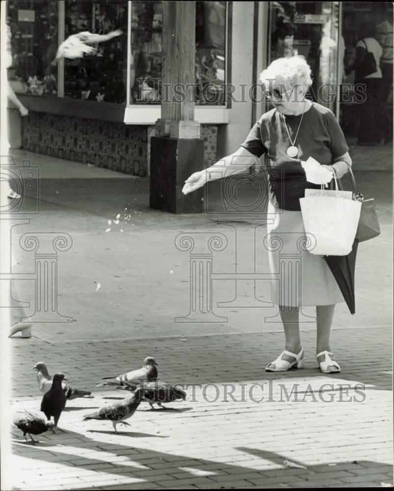 1980 Press Photo Betty Simon feeds pigeons at the Lincoln Road Mall - lra93923- Historic Images