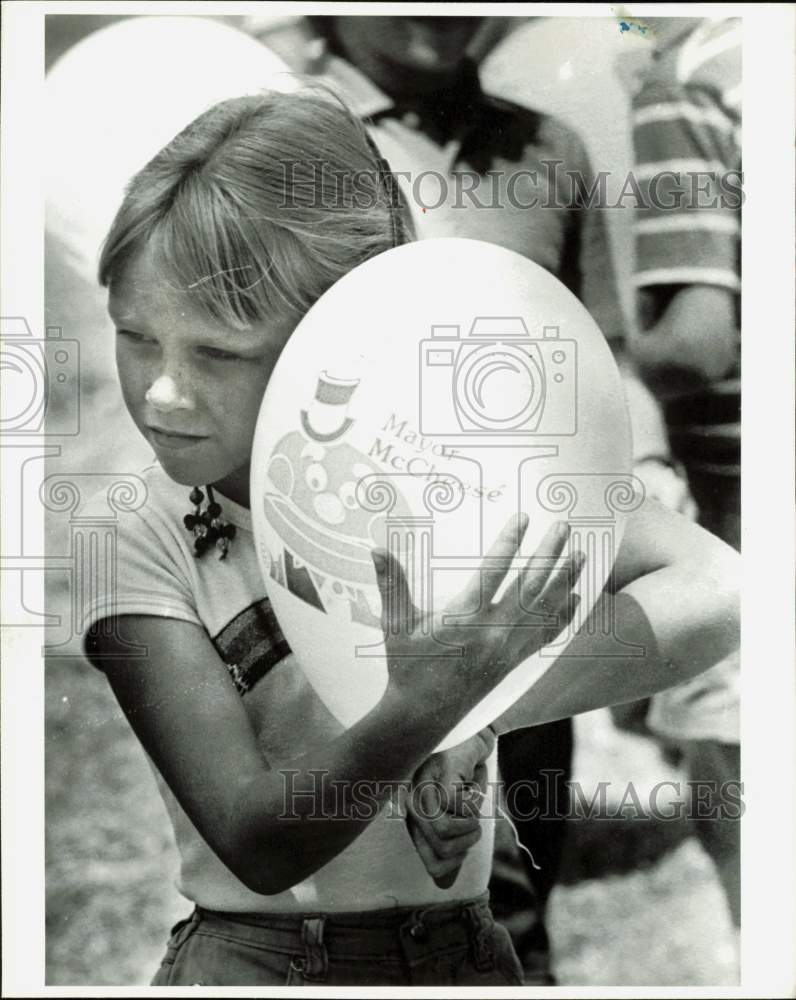 1988 Press Photo Diana Underwood holds balloon at Lakewood School Earth Day, FL- Historic Images