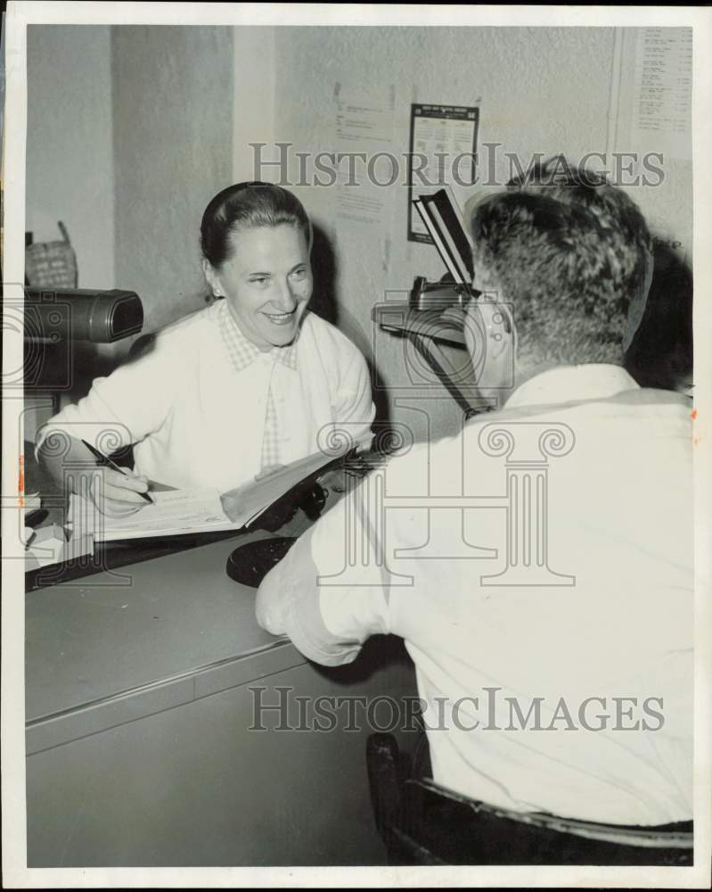 1958 Press Photo Evelyn Long of Broward Legal Aid Committee talks to a client- Historic Images