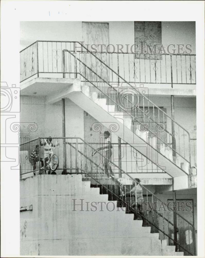 1982 Press Photo Youngsters on the stairs of an apartment in Liberty City, Miami- Historic Images