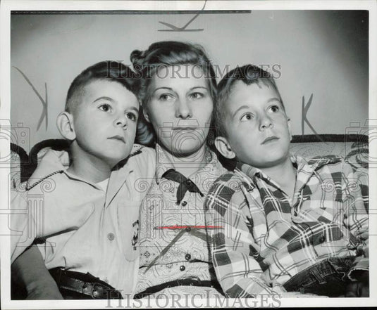 1952 Press Photo Police Sergeant Robert Hunt's wife and sons at home in Detroit- Historic Images