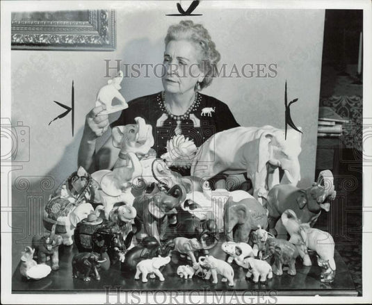 1953 Press Photo Republican woman Mrs. A.W. Humphrey with her elephant statues- Historic Images