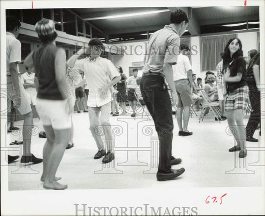 1965 Press Photo Teen B'nai Brith Youth Organization members dance at a party- Historic Images