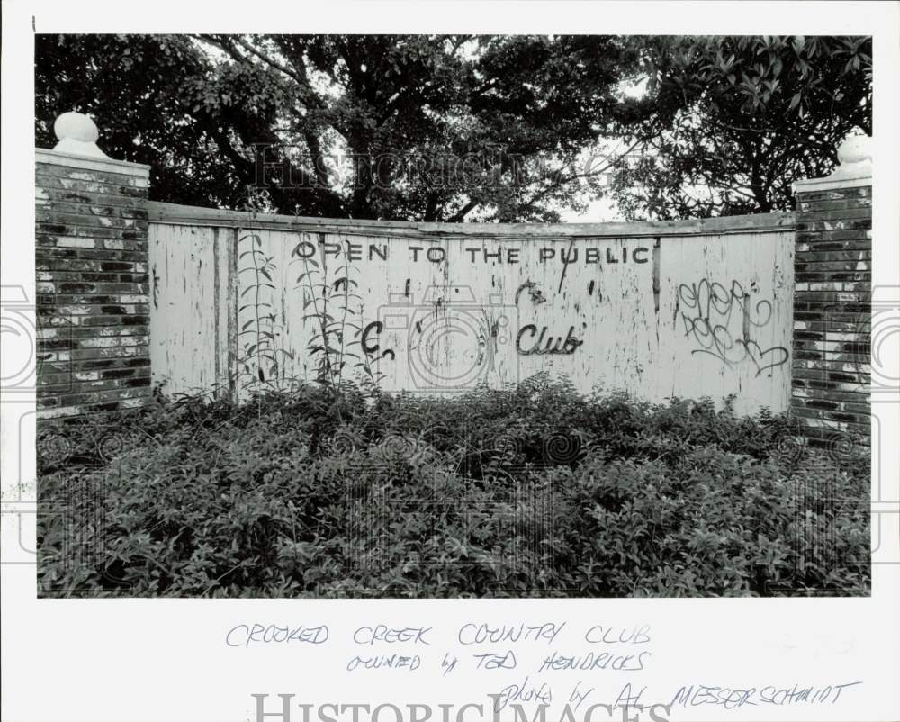 1990 Press Photo Crooked Creek Country Club sign owned by Ted Hendricks- Historic Images