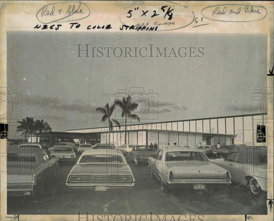 Press Photo Cars parked in front of building with palm trees. - lra94594- Historic Images