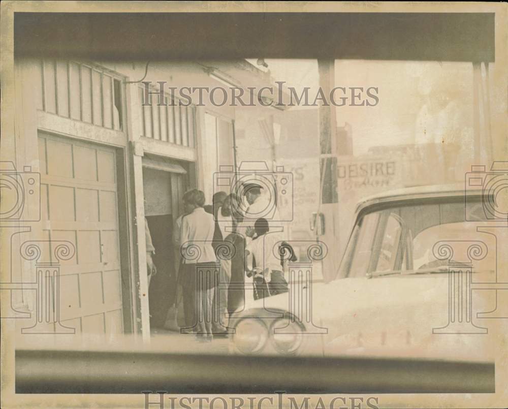 1969 Press Photo People at Pa&#39;s Poolroom on N.W. 62nd Street in Liberty City- Historic Images