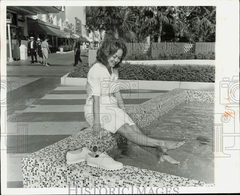 Press Photo Dolores Carver cools off her feet in fountain at Lincoln Road Mall- Historic Images