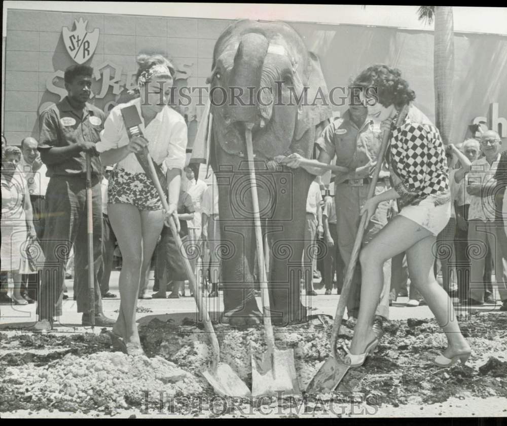 1960 Press Photo Mona Fullmore, Pat Fisher and elephant at Lincoln Road Mall- Historic Images