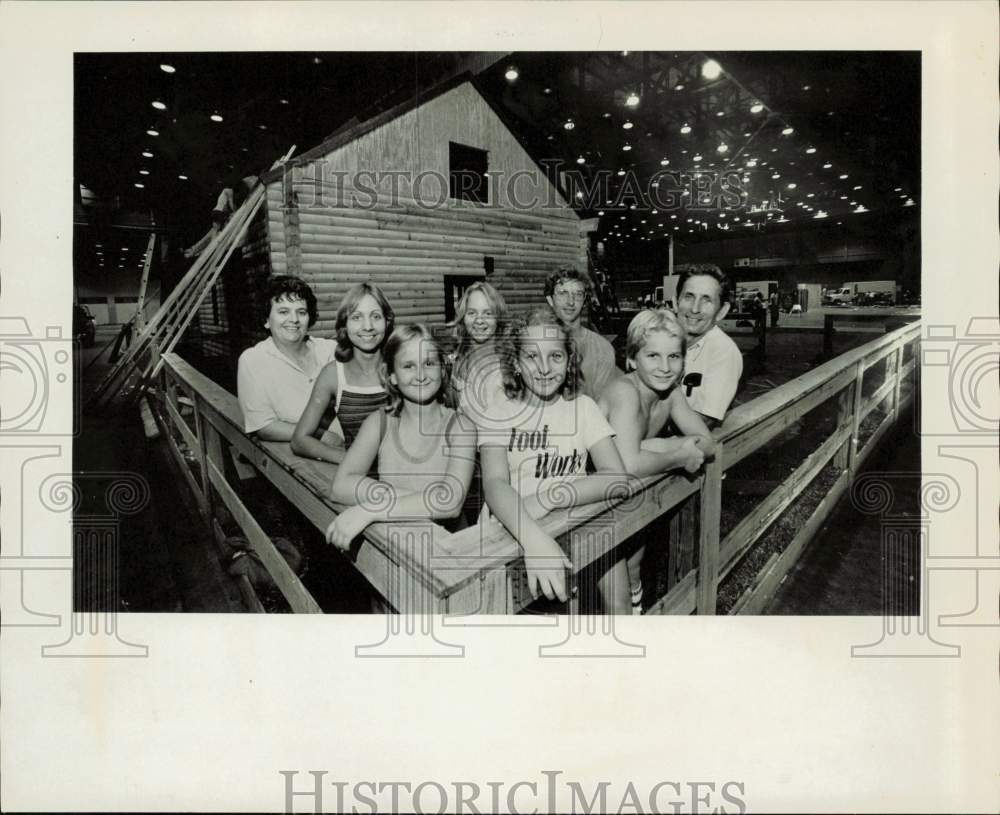 1979 Press Photo Mr. and Mrs. Yohan with their children at a log house show- Historic Images