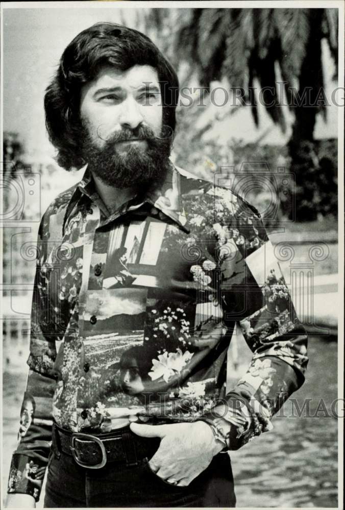 1975 Press Photo A man wears a printed long-sleeve polo - lra95050- Historic Images