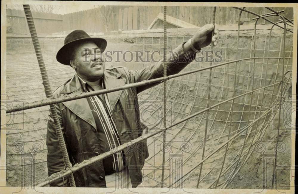 1978 Press Photo Yosemite Pools owner R.T. Thomas checks reinforcement of pool- Historic Images