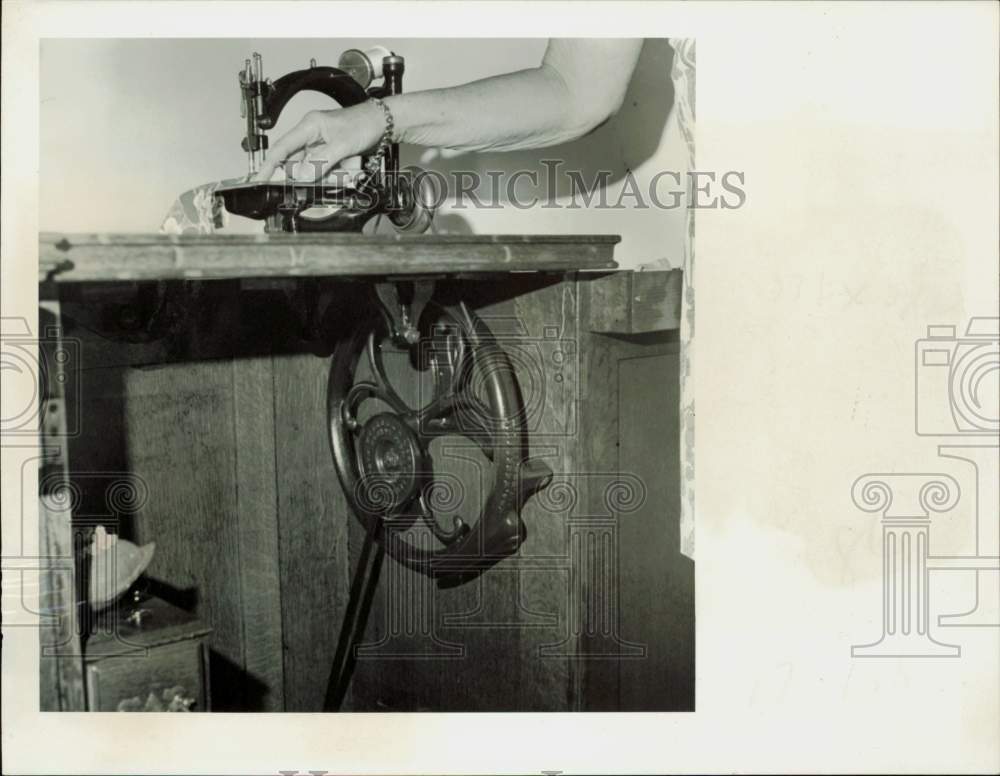 1978 Press Photo Leila Devoy displays her antique Willcox &amp; Gibbs sewing machine- Historic Images