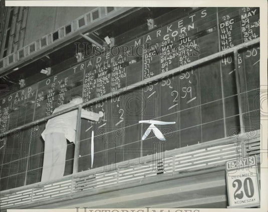 1939 Press Photo Board marker posts prices on the Chicago Board of Trade's board- Historic Images