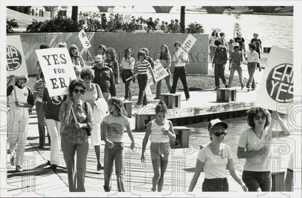 1981 Press Photo ERA protesters carry signs during their march in Wichita- Historic Images