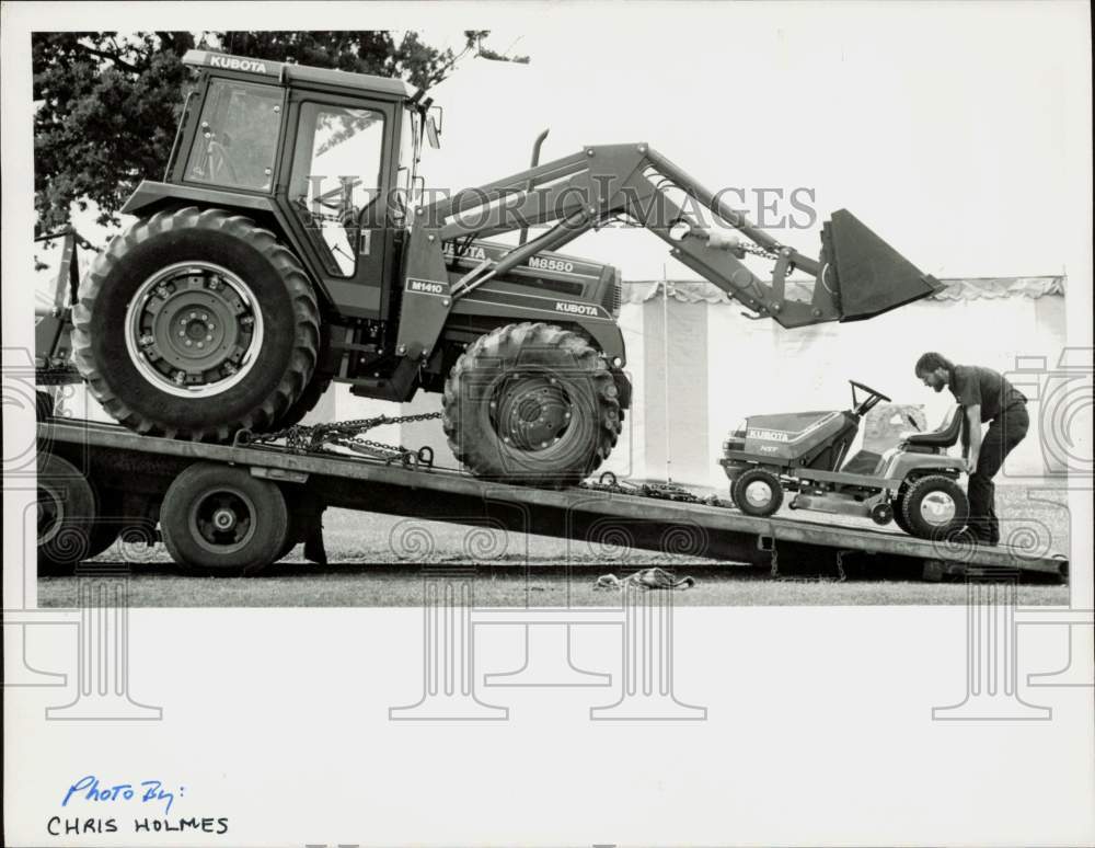 1993 Press Photo Matt Pepper unloads Kubota tractors for the annual exposition- Historic Images