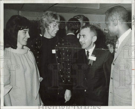 1967 Press Photo Steering Committee members chat at an event in House Pub- Historic Images