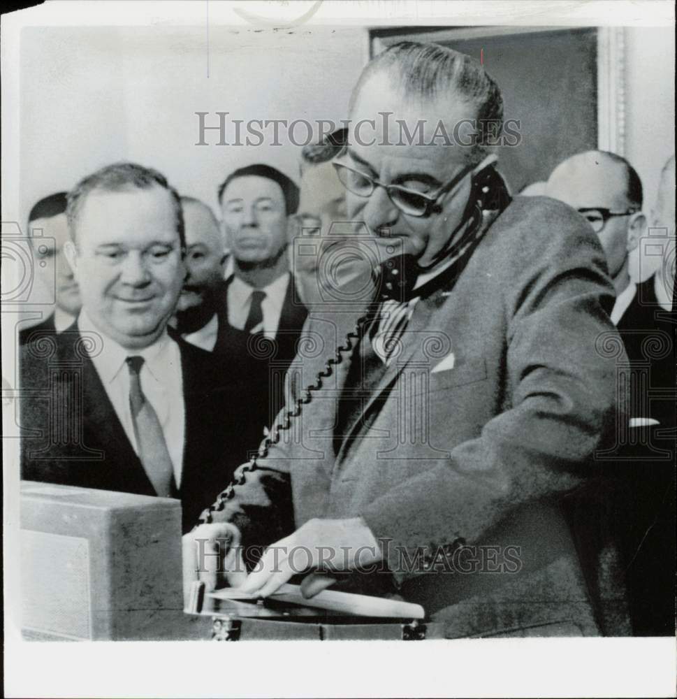 1964 Press Photo Lyndon Johnson talks to shipyard workers in New Orleans- Historic Images