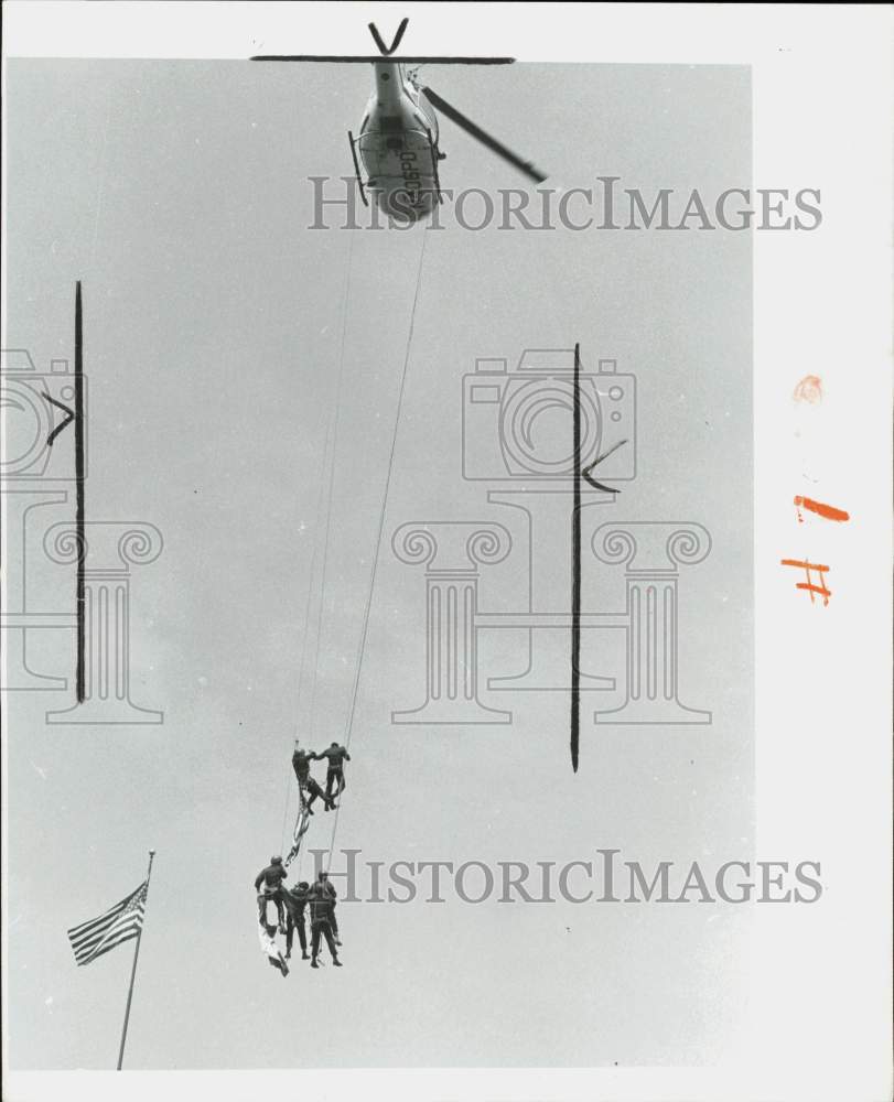 1979 Press Photo Detroit Fire Department rappelling team start Field Day descent- Historic Images