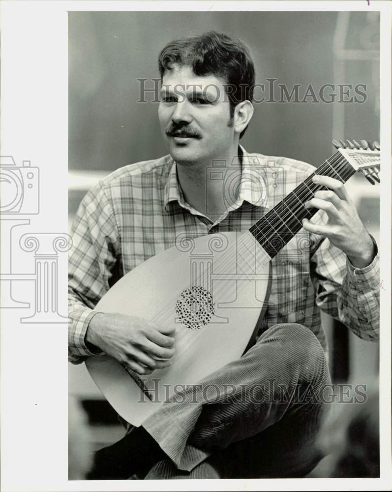 1987 Press Photo Bill Hearn shows talent in music at Webb Murray School, Hickory- Historic Images