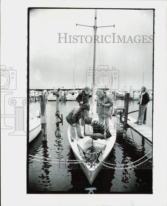 1977 Press Photo Bill Smith and his students prepare the "Sojourner" boat- Historic Images