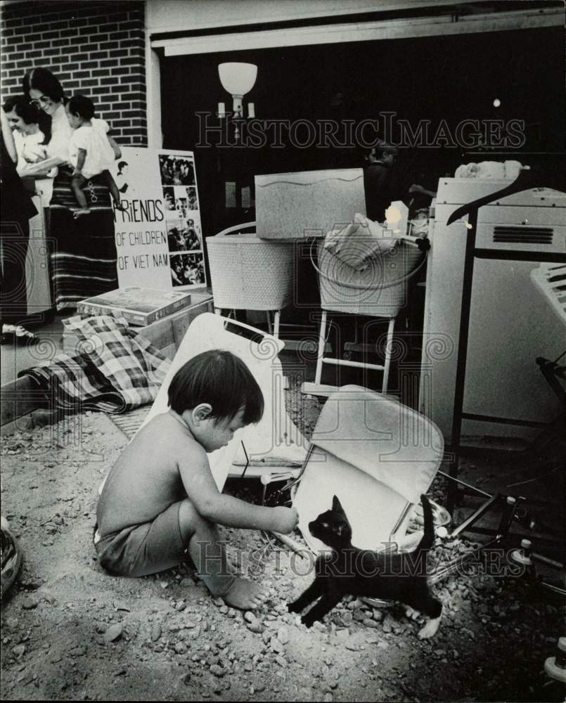 1973 Press Photo Thai Manteys plays with cat at garage sale in Northglenn- Historic Images