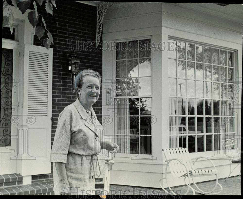 1964 Press Photo Mrs. Roy Flowers at front door of her home in Mississippi- Historic Images