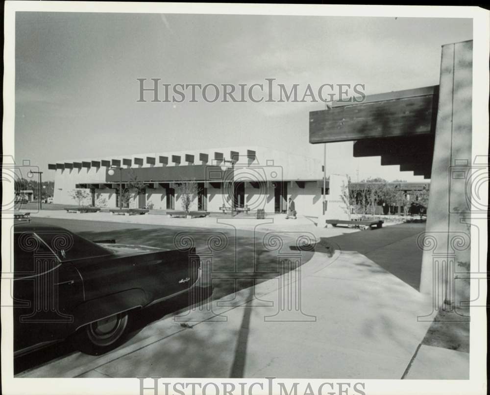 Press Photo View of parking lot, entrance to Evergreen Park - lra96331- Historic Images