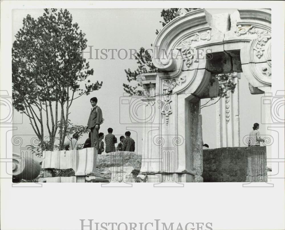 1996 Press Photo Chinese visit Emperor Qianlong&#39;s Yuanmingyuan ruins in China- Historic Images